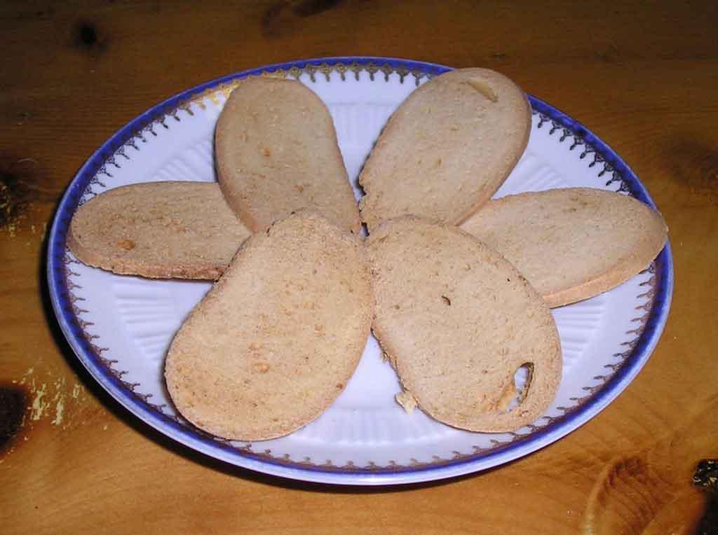 Venetian food souvenirs including Baicoli biscuits, olive oil and traditional Italian delicacies