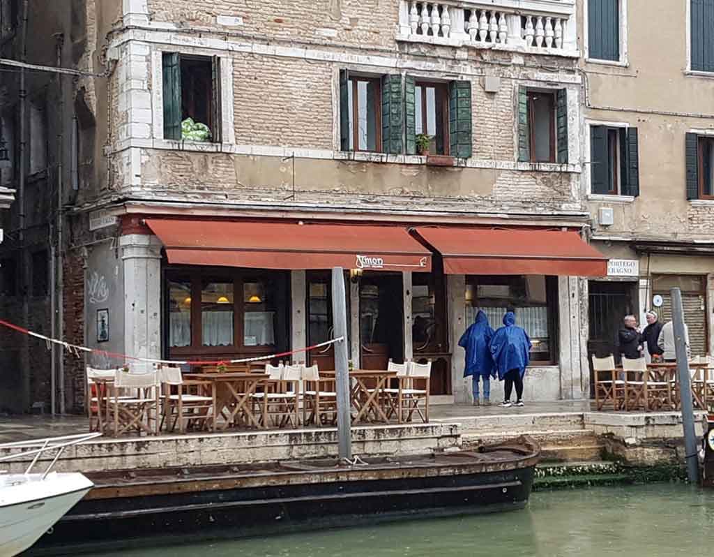 Le bar Al Timon Bragozzo, situé au bord du canal dans le quartier de Cannaregio à Venise, avec une terrasse donnant sur le canal