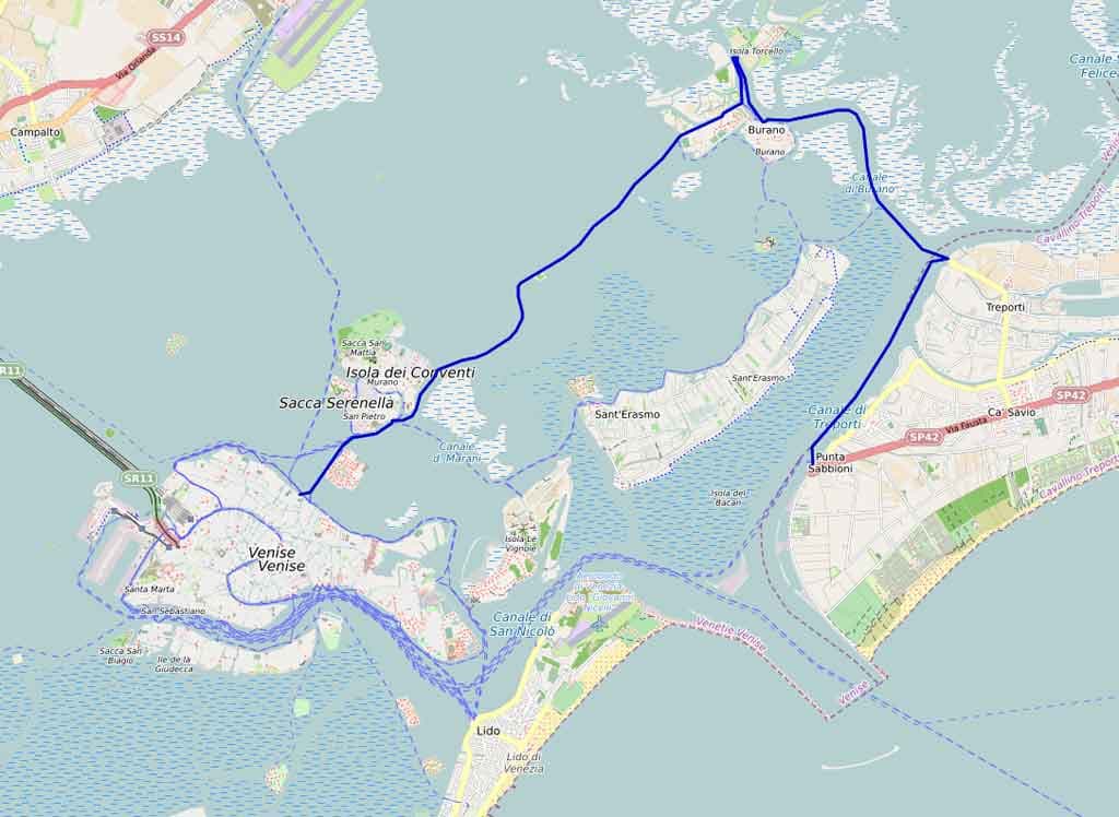 Il vaporetto della linea 12 in arrivo sull'isola di Burano, con le sue case colorate, nella laguna di Venezia