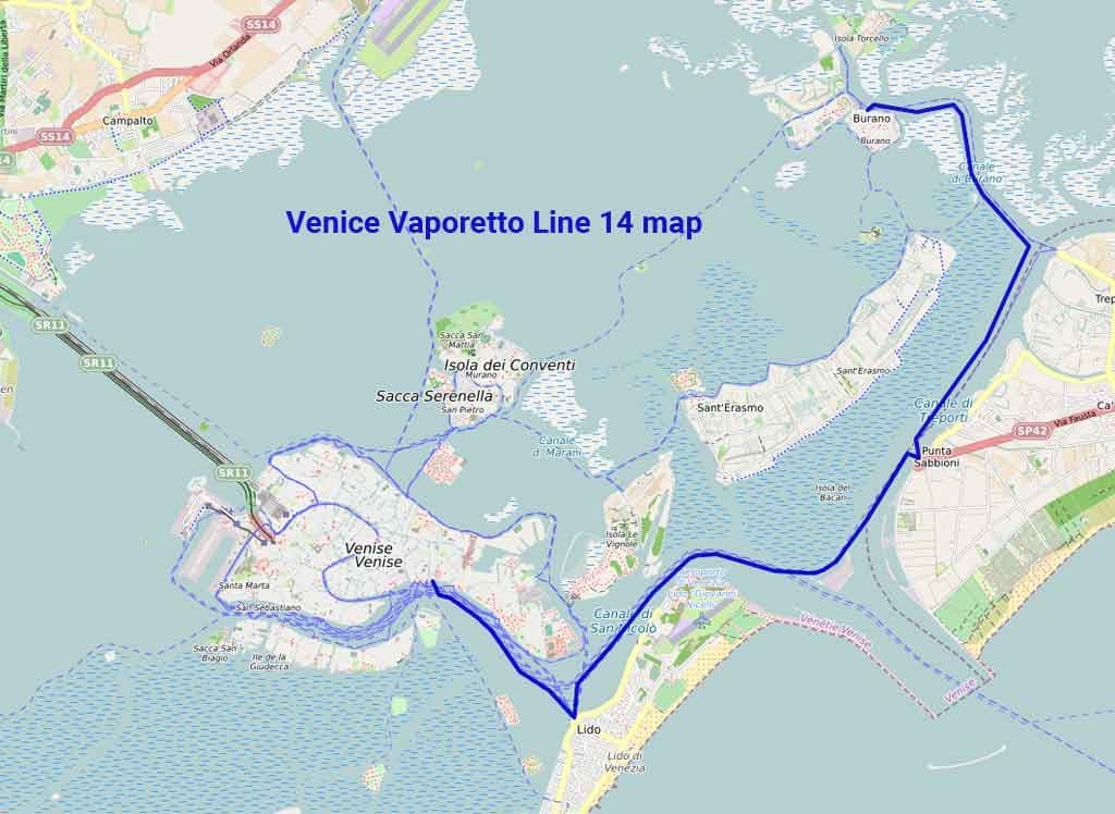 Il vaporetto della linea 12 in arrivo sull'isola di Burano, con le sue case colorate, nella laguna di Venezia