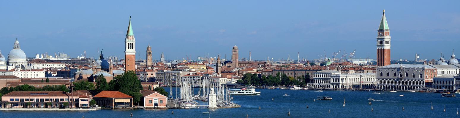 Panoramatický pohľad na Benátky z lagúny