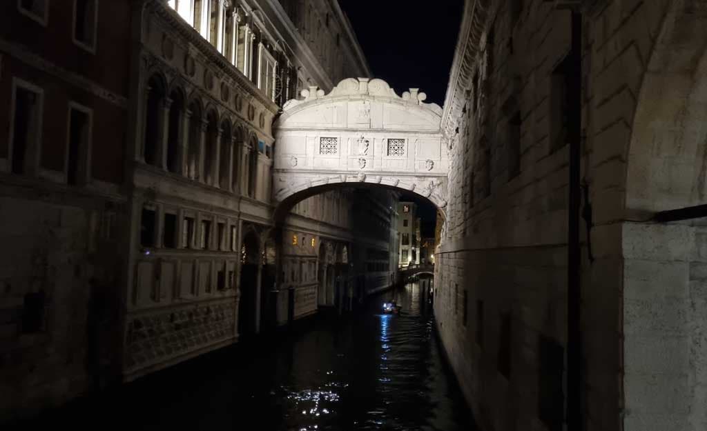 [Translate to Japanese:] Bridge of Sighs at night