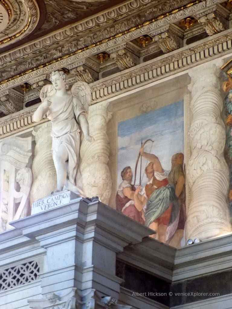 ヴェロネーゼが描いた射手。天使の像はジロラモ・カンパーニャ（1549-1625）作。