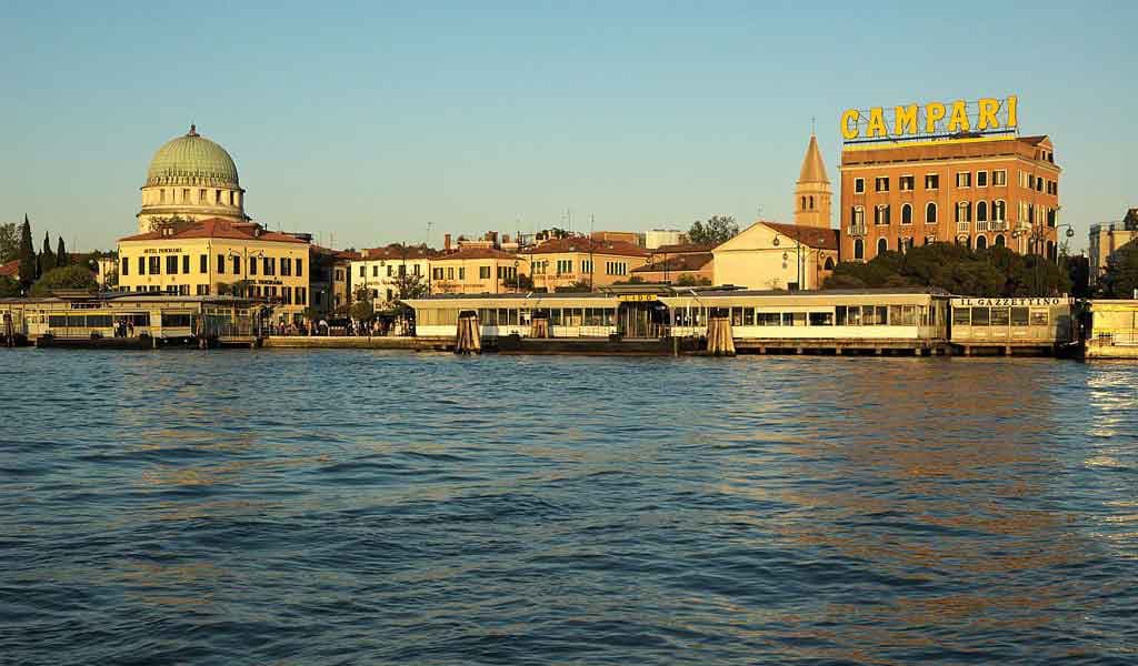  Vaporetto-Terminal Lido, von der Venezianischen Lagune aus gesehen bei Sonnenuntergang