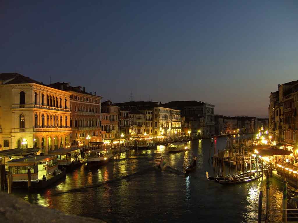 Misterio: ¿Qué tiñó de verde el Gran Canal de Venecia Misterio: ¿Qué tiñó de verde el Gran Canal de Venecia