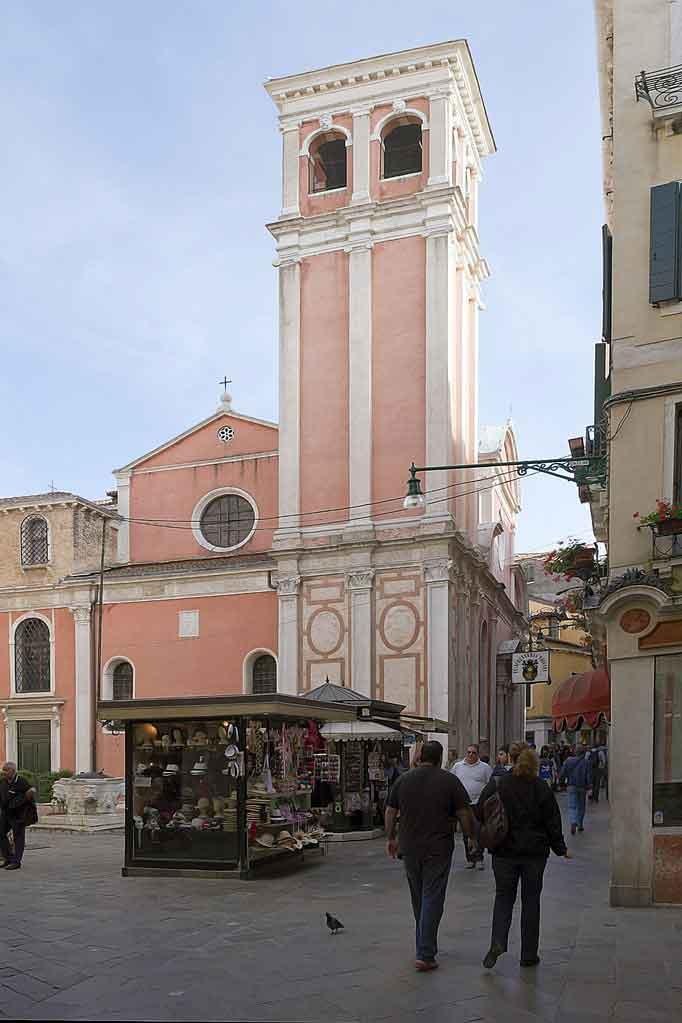 Спереди церковь Сан Джованни Кризостомо