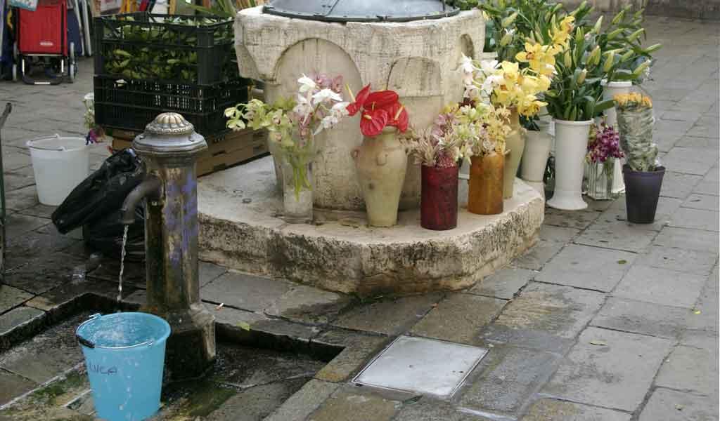 Benátky - fontána, studňa a kvety