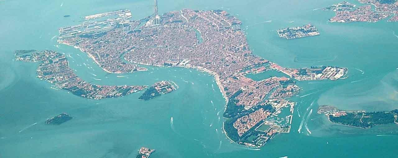 Vista aérea de Venecia con el puente a tierra firme